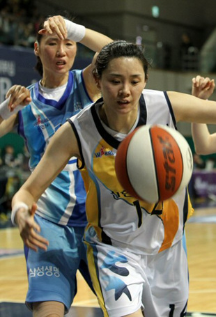 31일 오후 안산 와동체육관에서 벌어진 2009-2010 여자프로농구 챔피언결정전 1차전 신한은행과 삼성생명 경기에서 신한은행 강영숙과 삼성생명 이종애가 리바운드 볼을 다투고 있다.