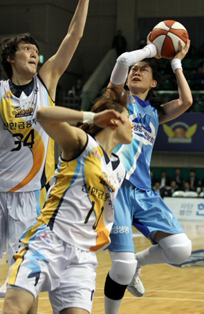 31일 오후 안산 와동체육관에서 벌어진 2009-2010 여자프로농구 챔피언결정전 1차전 신한은행과 삼성생명 경기에서 삼성생명 박정은이 신한은행 수비벽을 앞에 두고 슛하고 있다.
