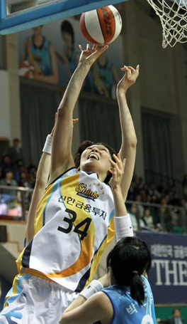 31일 오후 안산 와동체육관에서 벌어진 2009-2010 여자프로농구 챔피언결정전 1차전 신한은행과 삼성생명 경기에서 신한은행 하은주가 상대 수비를 제치고 슛을 쏘고 있다.
