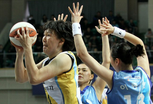 31일 오후 안산 와동체육관에서 벌어진 2009-2010 여자프로농구 챔피언결정전 1차전 신한은행과 삼성생명 경기에서 신한은행 하은주가 상대 수비를 제치고 슛을 쏘고 있다.