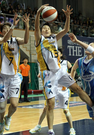 31일 오후 안산 와동체육관에서 벌어진 2009-2010 여자프로농구 챔피언결정전 1차전 신한은행과 삼성생명 경기에서 신한은행 김단비(가운데) 등 선수들이 리바운드 볼을 잡으려 애쓰고 있다.