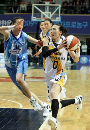 31일 오후 안산 와동체육관에서 벌어진 2009-2010 여자프로농구 챔피언결정전 1차전 신한은행과 삼성생명 경기에서 신한은행 전주원이 삼성생명 이종애의 수비를 제치고 드리블하고 있다.