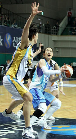 31일 오후 안산 와동체육관에서 벌어진 2009-2010 여자프로농구 챔피언결정전 1차전 신한은행과 삼성생명 경기에서 삼성생명 박정은이 신한은행 하은주를 앞에 두고 슛 찬스를 노리고 있다.