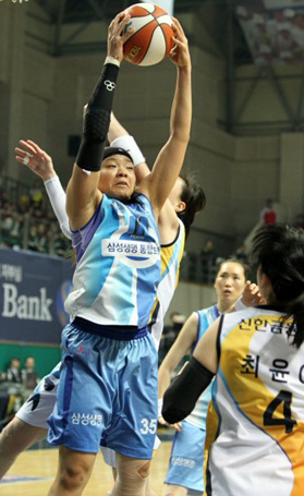 31일 오후 안산 와동체육관에서 벌어진 2009-2010 여자프로농구 챔피언결정전 1차전 신한은행과 삼성생명 경기에서 삼성생명 로벌슨이 리바운드 볼을 따내고 있다.