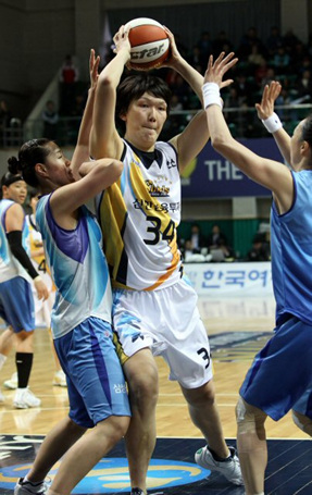31일 오후 안산 와동체육관에서 벌어진 2009-2010 여자프로농구 챔피언결정전 1차전 신한은행과 삼성생명 경기에서 신한은행 하은주가 상대 수비를 제치고 슛을 쏘고 있다.