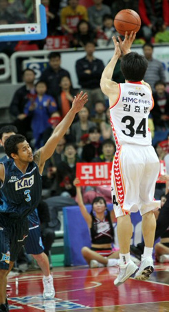 전태풍도 못막은 김효범의 동점 3점슛 (울산=연합뉴스) 이상현 기자 = 31일 울산동천체육관에서 열린 2009-2010 KCC 프로농구 챔피언결정전 1차전에서 울산 모비스 김효범(오른쪽)이 전주 KCC 전태풍을 피해 3점슛을 날리고 있다. 이 슛으로 모비스는 4쿼터 동점을 기록, 승리의 발판을 마련했다.