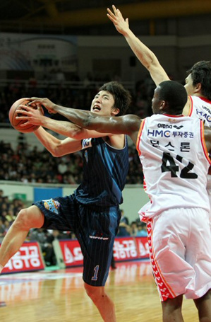 31일 울산동천체육관에서 열린 2009-2010 KCC 프로농구 챔피언결정전 1차전에서 전주 KCC 강병현(왼쪽)이 울산 모비스 던스톤을 피해 슛을 하고 있다.