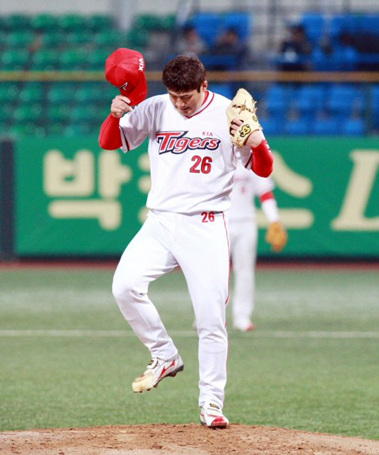 31일 광주 무등경기장에서 열린 2010 프로야구 기아 타이거즈와 삼성 라이온즈의 경기에서 1회초 1실점한 기아 선발투수 서재응이 흙을 고르고 있다.