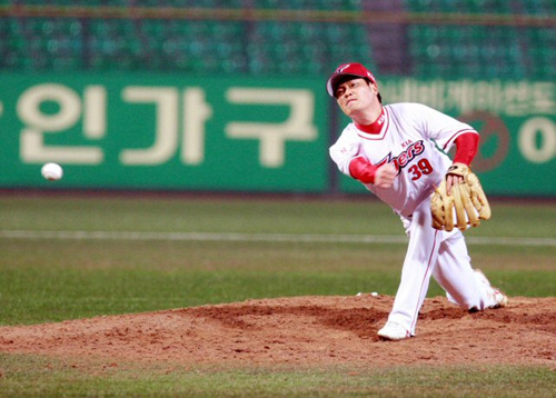 31일 광주 무등경기장에서 열린 2010 프로야구 기아 타이거즈와 삼성 라이온즈의 경기에서 9회말 기아가 4-1로 리드한 상황에서 마무리 투수 유동훈이 나와 공을 던지고 있다.