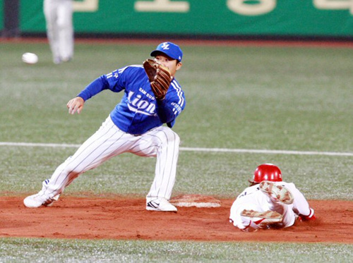 31일 광주 무등경기장에서 열린 2010 프로야구 기아 타이거즈와 삼성 라이온즈의 경기에서 3회말 2사 기아 이용규가 도루에 실패하고 있다.