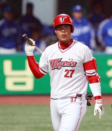 31일 광주 무등경기장에서 열린 2010 프로야구 기아 타이거즈와 삼성 라이온즈의 경기에서 기아 5번 김상현이 4회말 1사 1, 3루 찬스에서 삼진으로 물러나며 안타까워하고 있다.