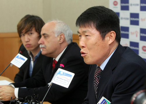 오는 4일 서울 월드컵 경기장에서 라이벌 경기를 앞둔 수원삼성 차범근 감독과, FC서울 넬로 빙가다 감독이 2일 서울 축구회관에서 열린 기자회견에 참석해 질문에 답하고 있다.