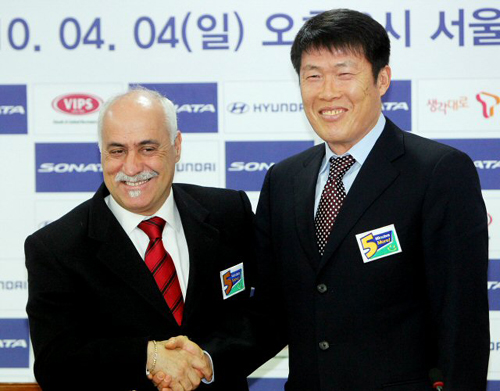 오는 4일 서울 월드컵 경기장에서 라이벌 경기를 앞둔 수원삼성 차범근 감독과, FC서울 넬로 빙가다 감독이 2일 서울 축구회관에서 열린 기자회견에 참석해 선전을 다짐하며 악수하고 있다.