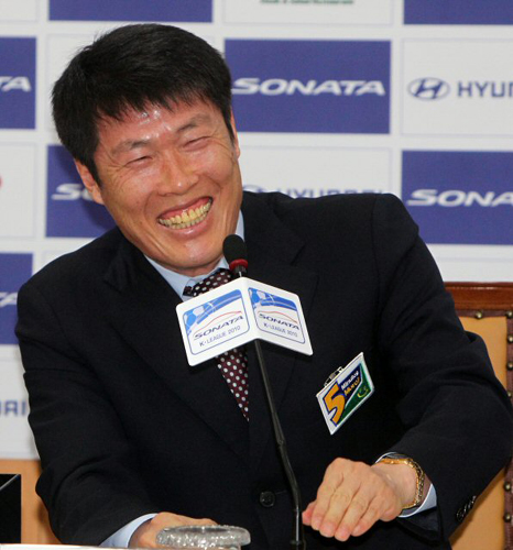 오는 4일 서울 월드컵 경기장에서 FC서울과 경기를 앞둔 수원삼성 차범근 감독이 2일 서울 축구회관에서 열린 기자회견에 참석해 기자의 질문에 박주영이 없어서 다행이라며 웃고 있다.