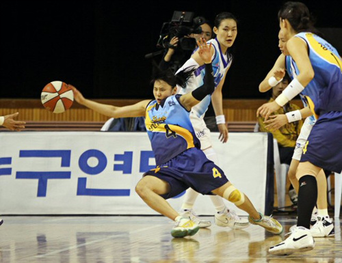 2일 경기 용인실내체육관에서 벌어진 여자프로농구 챔피언결정전 2차전 안산 신한은행 에스버드-용인 삼성생명 비추미전에서 신한 최윤아(왼쪽부터)가 삼성 박정은, 이종애의 겹수비에 막혀 공을 놓치고 있다.