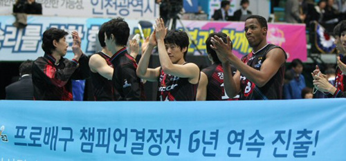 3일 오후 인천 도원시립체육관에서 열린 대한항공과 현대캐피탈의 프로배구 플레이오프 3차전에서 대한항공을 3-0으로 누르고 챔피언결정전에 진출한 현대캐피탈 선수들이 환호하고 있다.