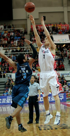 3일 울산동천체육관에서 열린 프로농구 챔피언결정전 2차전 울산 모비스와 전주 KCC의 경기. 울산 모비스 박종천(오른쪽)이 전주 KCC 전태풍을 피해 3점슛을 쏘고 있다.