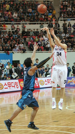 3일 울산동천체육관에서 열린 프로농구 챔피언결정전 2차전 울산 모비스와 전주 KCC의 경기. 울산 모비스 김효범이 경기 막판 승부에 쐐기를 박는 3점슛을 날리고 있다.
