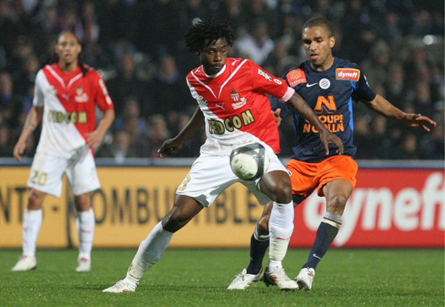 3일(현지 시각) 프랑스 몽펠리에 라 모손 스타디움에서 치러진 2009-2010 프랑스 프로축구 정규리그 31라운드 AS 모나코 대 몽펠리에와의 경기에서 양팀 선수들이 공 경합을 벌이고 있다. 이날 경기에서 양팀은 0 대 0으로 무승부를 기록했다.