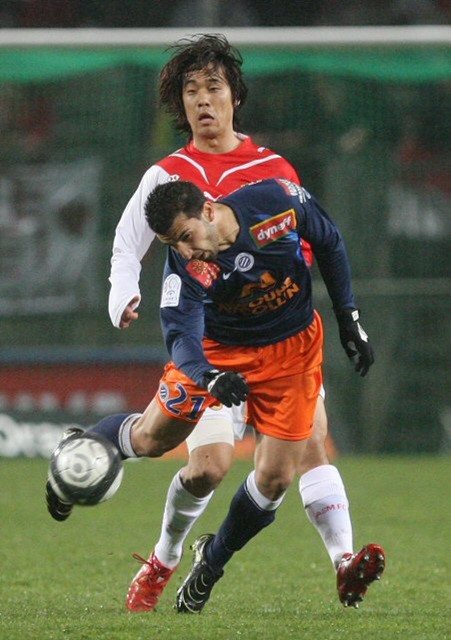 3일(현지 시각) 프랑스 몽펠리에 라 모손 스타디움에서 치러진 2009-2010 프랑스 프로축구 정규리그 31라운드 AS 모나코 대 몽펠리에와의 경기에서 박주영이 공을 쫓고 있다. 이날 경기에서 양팀은 0 대 0으로 무승부를 기록했다.