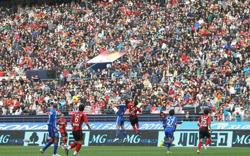 4일 오후 서울월드컵경기장에서 열린 프로축구 쏘나타 K-리그 2010 FC 서울와 수원 삼성의 경기를 많은 관중들이 지켜보고 있다.