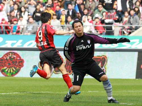 4일 오후 서울월드컵경기장에서 열린 프로축구 쏘나타 K-리그 2010 FC 서울와 수원 삼성의 경기에서 FC서울 정조국이 골을 성공시키고 있다.