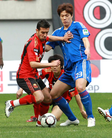 4일 오후 서울월드컵경기장에서 열린 프로축구 쏘나타 K-리그 2010 FC 서울와 수원 삼성의 경기에서 FC서울 에스테베즈와 수원삼성 양준아가 볼다툼을 벌이고 있다.