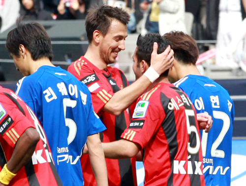 4일 오후 서울월드컵경기장에서 열린 프로축구 쏘나타 K-리그 2010 FC 서울와 수원 삼성의 경기에서 FC서울 데얀이 골을 넣은 에스테베즈와 함께 기뻐하고 있다.