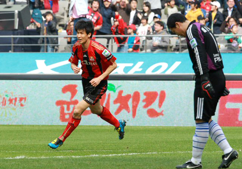 4일 오후 서울월드컵경기장에서 열린 프로축구 쏘나타 K-리그 2010 FC 서울와 수원 삼성의 경기에서 FC서울 정조국이 골을 성공시킨 뒤 환호하고 있다. 오른쪽은 고개숙인 이운재 골키퍼. 이 날 서울은 수원에게 3대 1로 크게 이겼다.