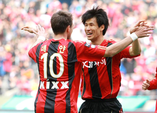 4일 오후 서울월드컵경기장에서 열린 프로축구 쏘나타 K-리그 2010 FC 서울와 수원 삼성의 경기에서 FC서울 정조국이 골을 성공시킨 뒤 환호하고 있다.