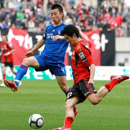4일 오후 서울월드컵경기장에서 열린 프로축구 쏘나타 K-리그 2010 FC 서울와 수원 삼성의 경기에서 FC서울 현영민과 수원 삼성 김두현이 볼다툼을 벌이고 있다.