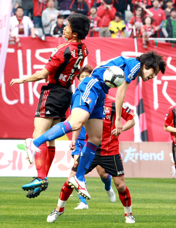4일 오후 서울월드컵경기장에서 열린 프로축구 쏘나타 K-리그 2010 FC 서울와 수원 삼성의 경기에서 FC서울 정조국과 수원삼성 양상민이 볼다툼을 벌이고 있다.