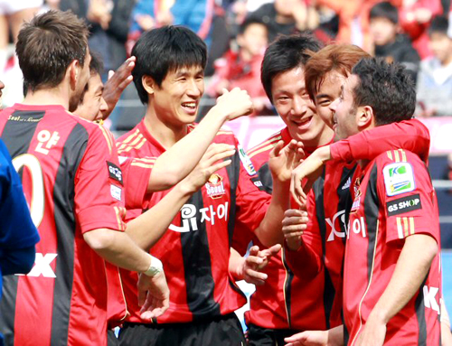 4일 오후 서울월드컵경기장에서 열린 프로축구 쏘나타 K-리그 2010 FC 서울와 수원 삼성의 경기에서 FC서울 에스테베즈가 골을 넣은 뒤 환호하고 있다.