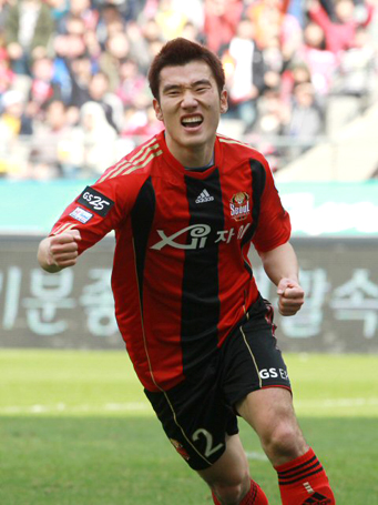 4일 오후 서울월드컵경기장에서 열린 프로축구 쏘나타 K-리그 2010 FC 서울와 수원 삼성의 경기에서 FC서울 최효진이 골을 성공시킨뒤 환호하고 있다.