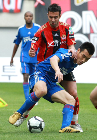 4일 오후 서울월드컵경기장에서 열린 프로축구 쏘나타 K-리그 2010 FC 서울와 수원 삼성의 경기에서 수원삼성 조원희와 FC서울 에스테베즈가 볼다툼을 벌이고 있다.