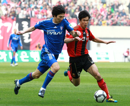 4일 오후 서울월드컵경기장에서 열린 프로축구 쏘나타 K-리그 2010 FC 서울와 수원 삼성의 경기에서 FC서울 정조국과 수원삼성 강민수가 볼다툼을 벌이고 있다.