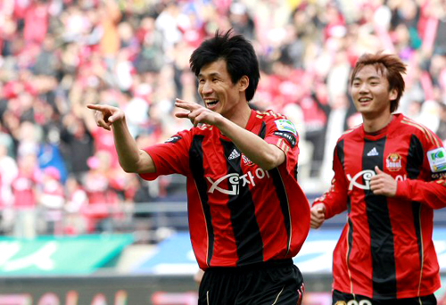4일 오후 서울월드컵경기장에서 열린 프로축구 쏘나타 K-리그 2010 FC 서울와 수원 삼성의 경기에서 FC서울 정조국이 골을 성공시킨 뒤 환호하고 있다.