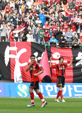 4일 오후 서울월드컵경기장에서 열린 프로축구 쏘나타 K-리그 2010 FC 서울와 수원 삼성의 경기에서 FC서울 에스테베즈가 골을 넣은 뒤 환호하고 있다.
