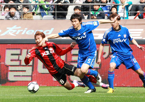 4일 오후 서울월드컵경기장에서 열린 프로축구 쏘나타 K-리그 2010 FC 서울와 수원 삼성의 경기에서 FC서울 이승렬이 수원삼성 리웨이펑에 걸려 넘어지고 있다.