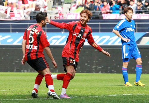 4일 오후 서울월드컵경기장에서 열린 프로축구 쏘나타 K-리그 2010 FC 서울와 수원 삼성의 경기에서 FC서울 에스테베즈가 골을 넣은 뒤 환호하고 있다.