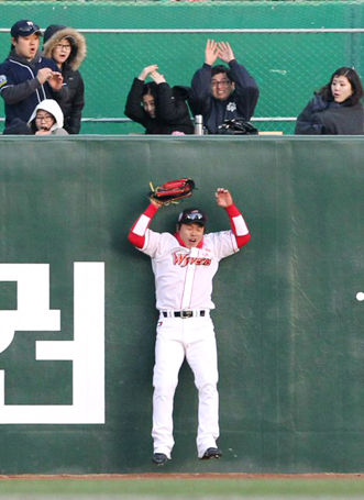 4일 오후 인천 문학구장에서 열린 프로야구 두산-SK전. 7회초 두산공격 무사에서 3번 이성열의 타구를 SK 좌익수 박재상이 펜스앞에서 잡아내고 있다.