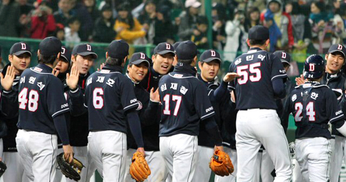 4일 인천 문학구장에서 열린 원정경기에서 김현수의 시즌 첫 홈런 등 15안타를 퍼부으며 SK를 8-0으로 제압한 두산선수들이 승리를 축하하고 있다.