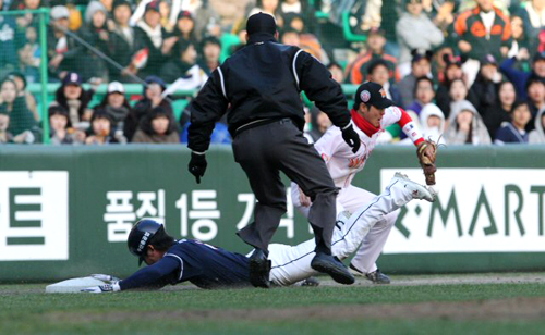4일 오후 인천 문학구장에서 열린 프로야구 두산-SK전. 5회초 두산공격 무사 1루에서 1루주자 이성열이 4번 김현수의 좌전안타 때 3루까지 달려 세이프되고 있다.
