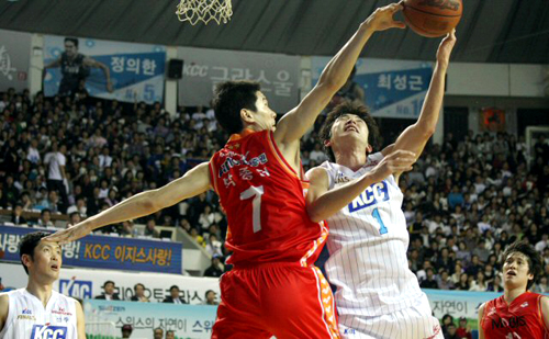 4일 전북 전주실내체육관에서 열린 프로농구 챔피언 결정전 3차전 전주 KCC 대 울산 모비스의 경기. KCC 강병현이 모비스 박종천의 수비를 피해 레이업슛하고 있다.
