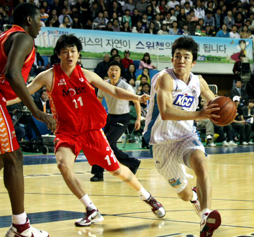 4일 전북 전주실내체육관에서 열린 프로농구 챔피언 결정전 3차전 전주 KCC 대 울산 모비스의 경기. KCC 강병현이 골밑 돌파를 시도하고 있다.
