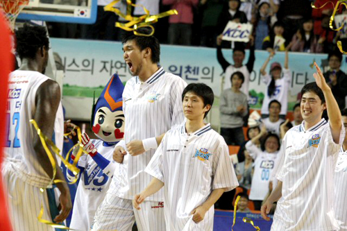 4일 전북 전주실내체육관에서 열린 프로농구 챔피언 결정전 3차전 전주 KCC 대 울산 모비스의 경기. KCC가 승리를 거둔 뒤 하승진 등 벤치 멤버가 기뻐하고 있다.