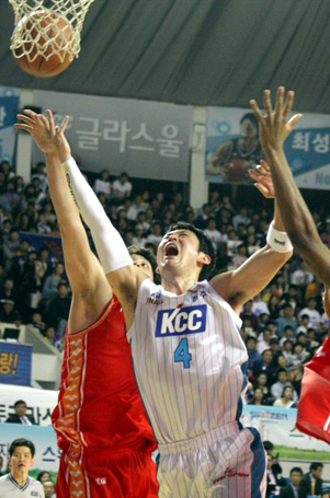 4일 전북 전주실내체육관에서 열린 프로농구 챔피언 결정전 3차전 전주 KCC 대 울산 모비스의 경기. KCC 추승균이 모비스 함지훈의 수비를 피해 레이업슛하고 있다.