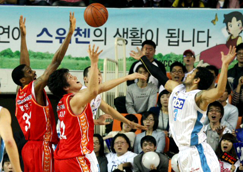 4일 전북 전주실내체육관에서 열린 프로농구 챔피언 결정전 3차전 전주 KCC 대 울산 모비스의 경기. 양팀 선수들이 뒤엉켜 치열한 루스볼 다툼을 벌이고 있다.