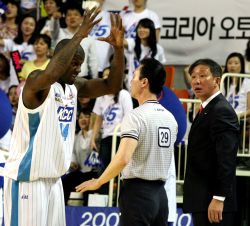 4일 전북 전주실내체육관에서 열린 프로농구 챔피언 결정전 3차전 전주 KCC 대 울산 모비스의 경기. KCC 아이반 존슨이 파울 판정을 받자 심판에게 항의하고 있다.