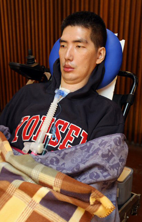 루게릭병으로 투병하는 농구인 박승일 씨가 9일 서울 잠실실내체육관에서 열린 프로농구 챔피언결정전 울산 모비스-전주 KCC 5차전을 관전하고 있다.